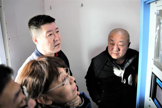 呼市环保局东升局长在泓利泰锅炉房检查在线监测设备运行情况