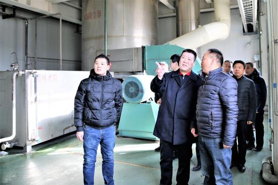 环保局局长东升同志在齐鲁制药内蒙古有限公司检查原料烘干车间运行情况
