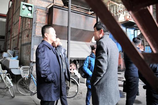 1月2日 呼市环保局东升局长在内蒙古第四医院查看供暖锅炉房运行情况