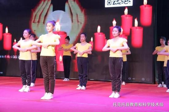 受助学生代表表演节目《感恩的心》
