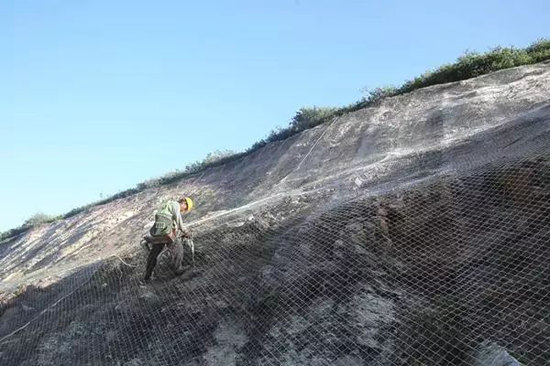 大青山破损山体修复中