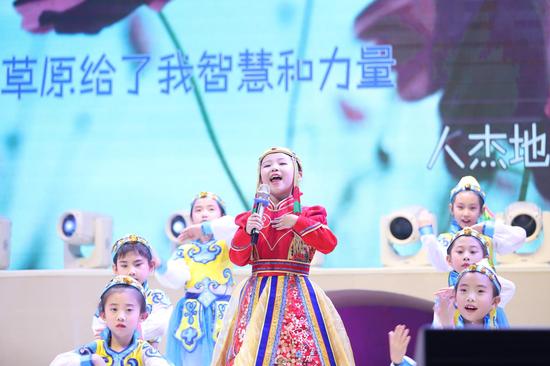 童星臧鑫格在盛典开幕式演唱原创歌曲《欢腾的那达慕》
