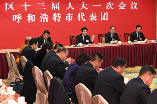 1月24日下午,自治区党委书记、人大常委会主任李纪恒与呼和浩特市代表团代表共同审议政府工作报告。
