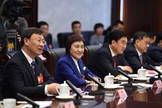 1月24日,自治区党委副书记、自治区主席布小林在包头市代表团参加分组审议政府工作报告。