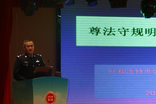 、市交管支队新城区交管大队警官王永明为大家进行了主题宣讲摄影/新浪内蒙古
