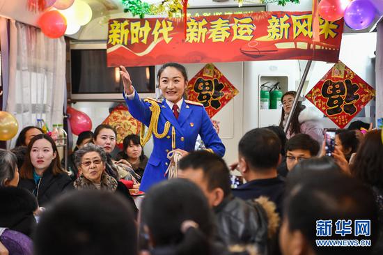 演员宋恋池在车厢里为旅客们表演魔术。