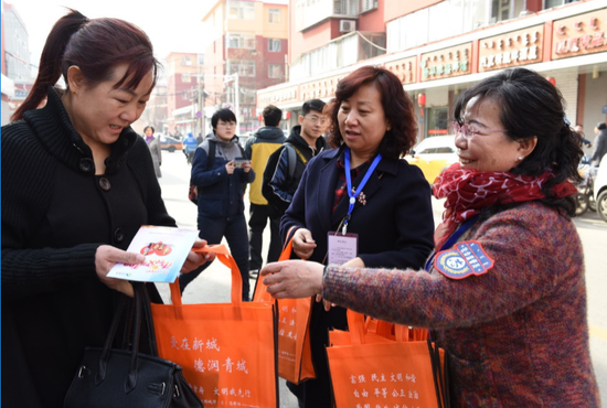 监督员向市民发放宣传手册