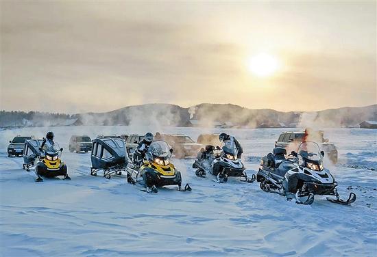 游客体验雪地摩托、驯鹿拉雪橇、马拉爬犁等群众冰雪活动。