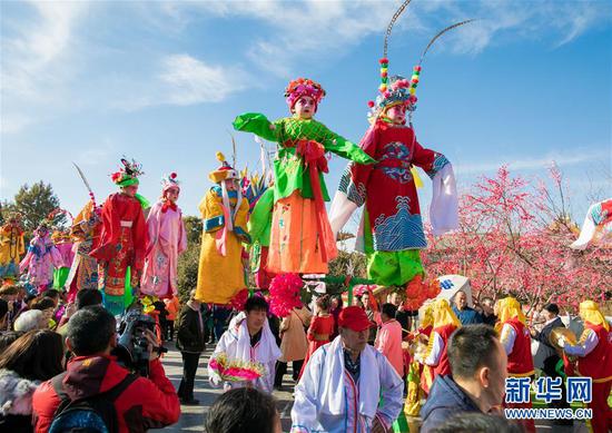 民间艺人在内蒙古呼和浩特市玉泉区大召广场进行脑阁表演
