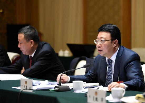 1月23日,自治区党委副书记、自治区政协十二届一次会议主席团常务主席李佳与中共界委员一同审议自治区政协十一届常委会工作报告和提案工作情况报告。