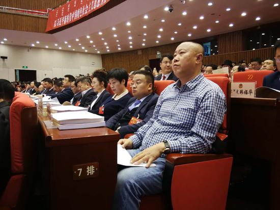 委员们认真聆听大会发言。