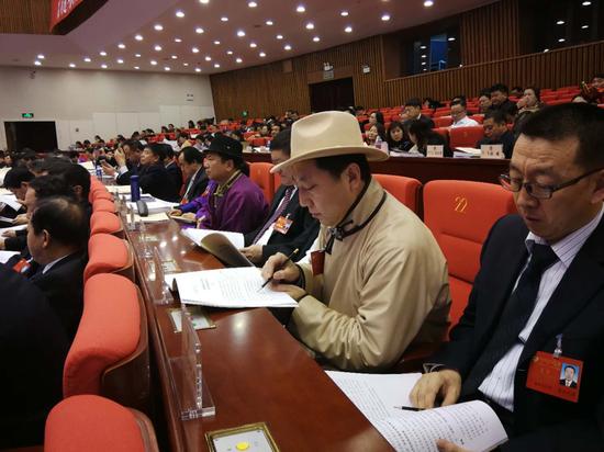 委员们认真聆听大会发言。