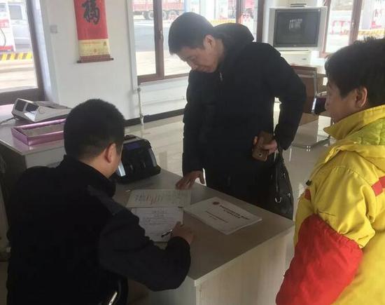 检查小组检查加油站相关制度证件