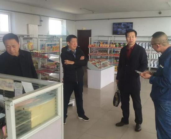 检查小组向加油站工作人员询问相关问题