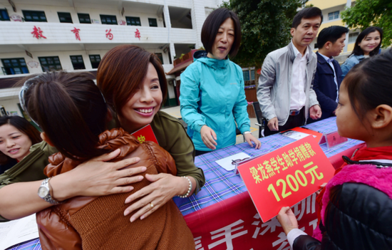 (图:悦嘉丽教育培训总监于肖梅女士为贫困女童登记捐赠)