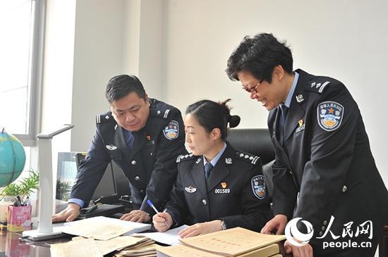张宇兰和同事商讨案情