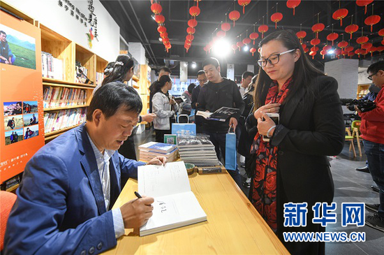 唐荣尧为读者签名