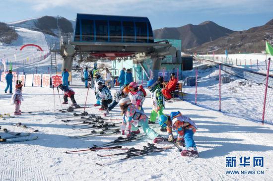 12月27日,在娅豪国际滑雪场内,滑雪爱好者在进行热身活动。
