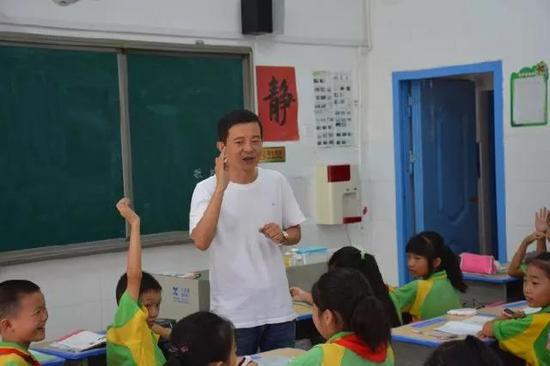 照片上正在给学生上课的教师叫方汞