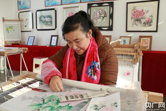 易廷珍正在练习刺绣