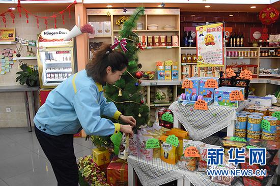 吴丽在加油站便利店布置商品 新华社记者 许晋豫 摄