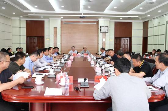 召开座谈会现场