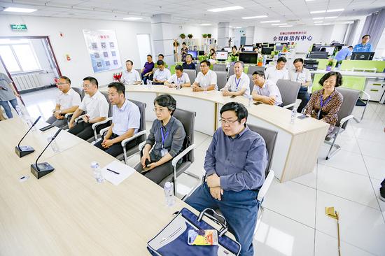 调研组在石嘴山市新闻传媒中心全媒体指挥中心调研。