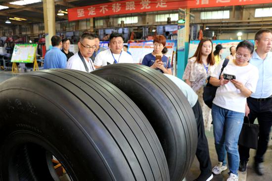 神州轮胎国产大飞机子午线航空轮胎样胎。
