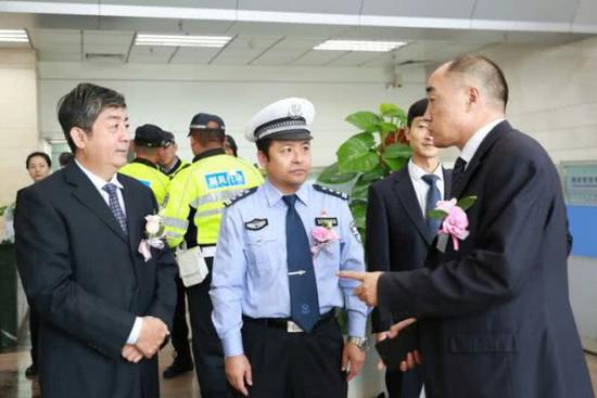 王玫局长亲自上阵为环卫工人讲解工商银行的“爱心驿站”服务。