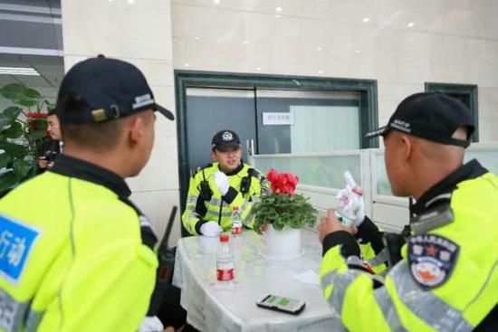 现场的交警同志对工商银行关心户外劳动者,关心交通警察的爱心义举表示感谢!