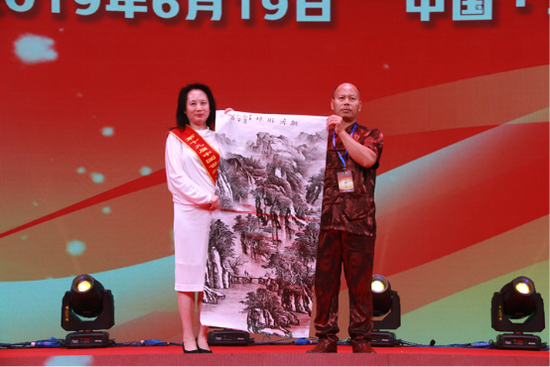 李社安老师现场为企业赠送墨宝