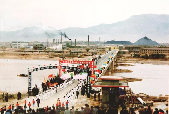 1988年石嘴山黄河大桥落成