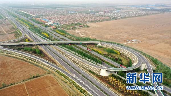 这是福银高速延伸段宁夏银川市永宁县闽宁镇路段和闽宁镇(4月26日摄,无人机照片)。新华社记者 王鹏 摄