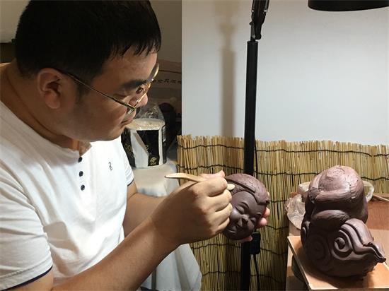 高级工艺美术师吕海涛在研制云泉窑柴烧紫砂作品时留影