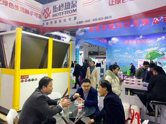 工作人员为到场参观人员详细介绍了衡峰热泵自主研发的空气源系列产品