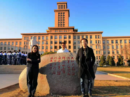 (海豚大数据公司参访员工在南开大学主楼考察留影)