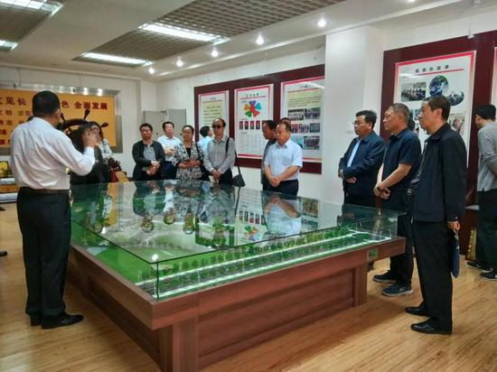 考察市光明中学未成年人思想道德建设工作(照片由市新闻传媒中心王平拍摄)