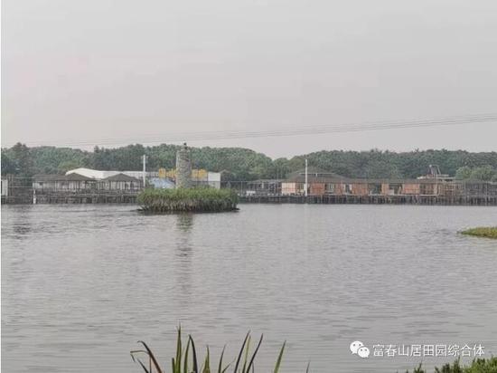 (正在建设中的水上餐厅)