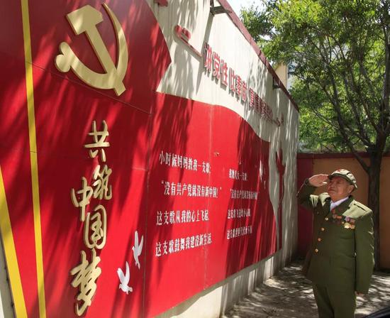 一首首经典红歌,牵动着人们的思绪,也唤起了人们对青春往事的回忆。