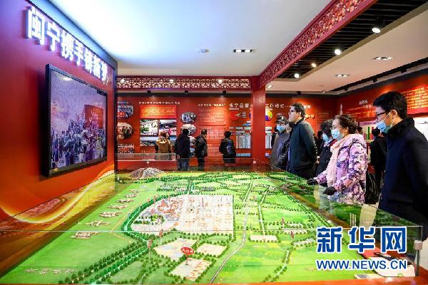 游客在宁夏银川市永宁县闽宁镇镇史馆参观(2月24日摄)。新华社记者 冯开华 摄
