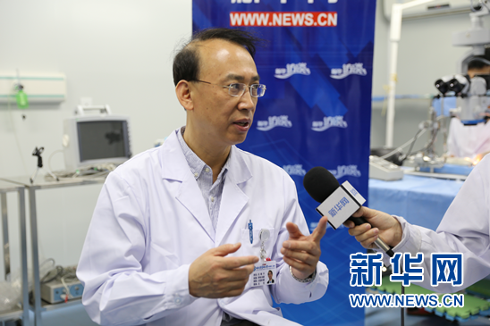 图为,哈尔滨医科大学教授任晓平在实验室接受新华网专访。新华网才萌摄
