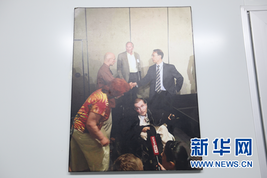 图为,任晓平(右上一)与意大利医生卡纳维罗(左上一)在美国的一次学术会议上相见。(翻拍照片)新华网才萌 摄