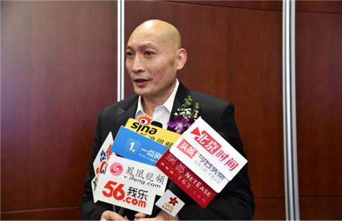 (著名演员,香港卫视综艺台主持人阿威接受媒体采访)