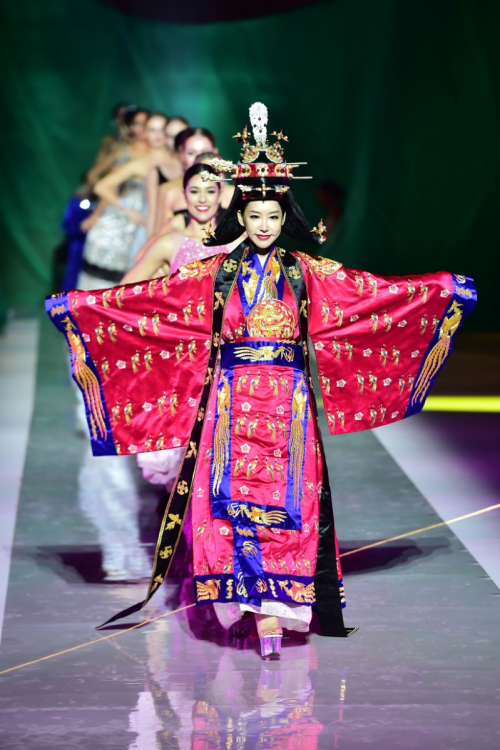 韩国小姐在展示民族服装