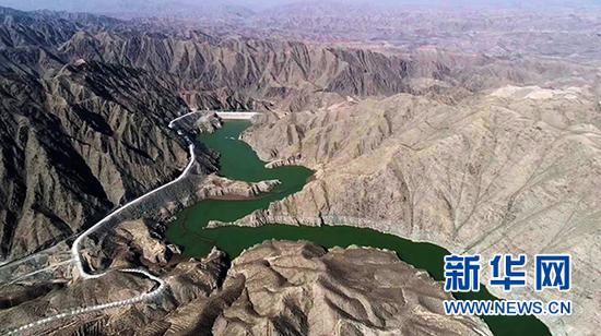 这是西线供水工程主体部分之一的峡门水库,总库容达980万立方米,黄河水先被送到此处,再源源不断地流向下游。新华社记者 王鹏 摄