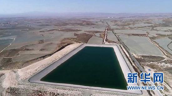 旱塬上的西线供水工程三泵站蓄水池。新华社记者 王鹏 摄