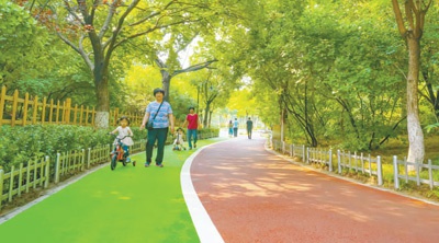 市民在唐山市超级绿道项目凤凰山公园段漫步。 杨世尧摄