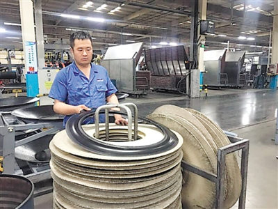 宁夏神州轮胎有限公司成型车间,工人正在整理胎圈。