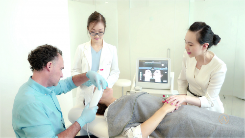 Ai Beauty Clinic医生正在给客户做超声刀治疗