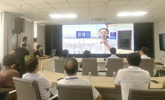调研组通过中央厨房系统与全媒体采集中心记者进行现场互动连线。